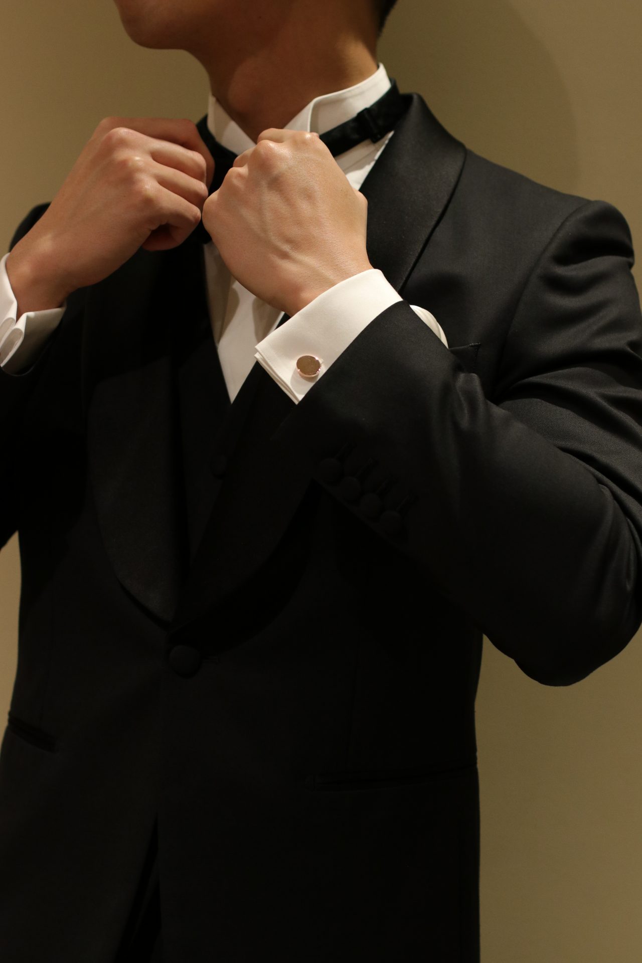 ピンクゴールドのカフリンクスを身につけると、親しみやすい印象になる為、東京の人気結婚式場の赤坂プリンスクラシックハウスでの親族や友人との少人数のアットホームな結婚式におすすめです。