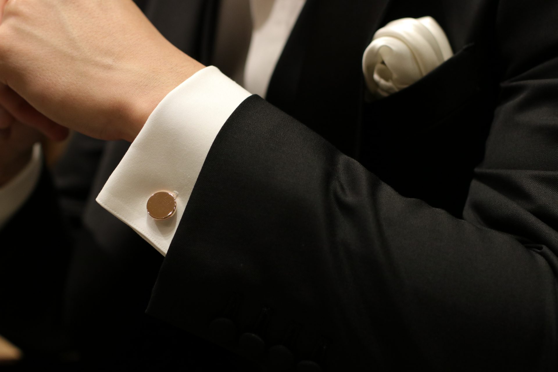 最新コレクションのアリスメイドディスのドットは丁寧な作業だからこそ作り出すことができる、究極のシンプルを追求したデザインのカフリンクスです。