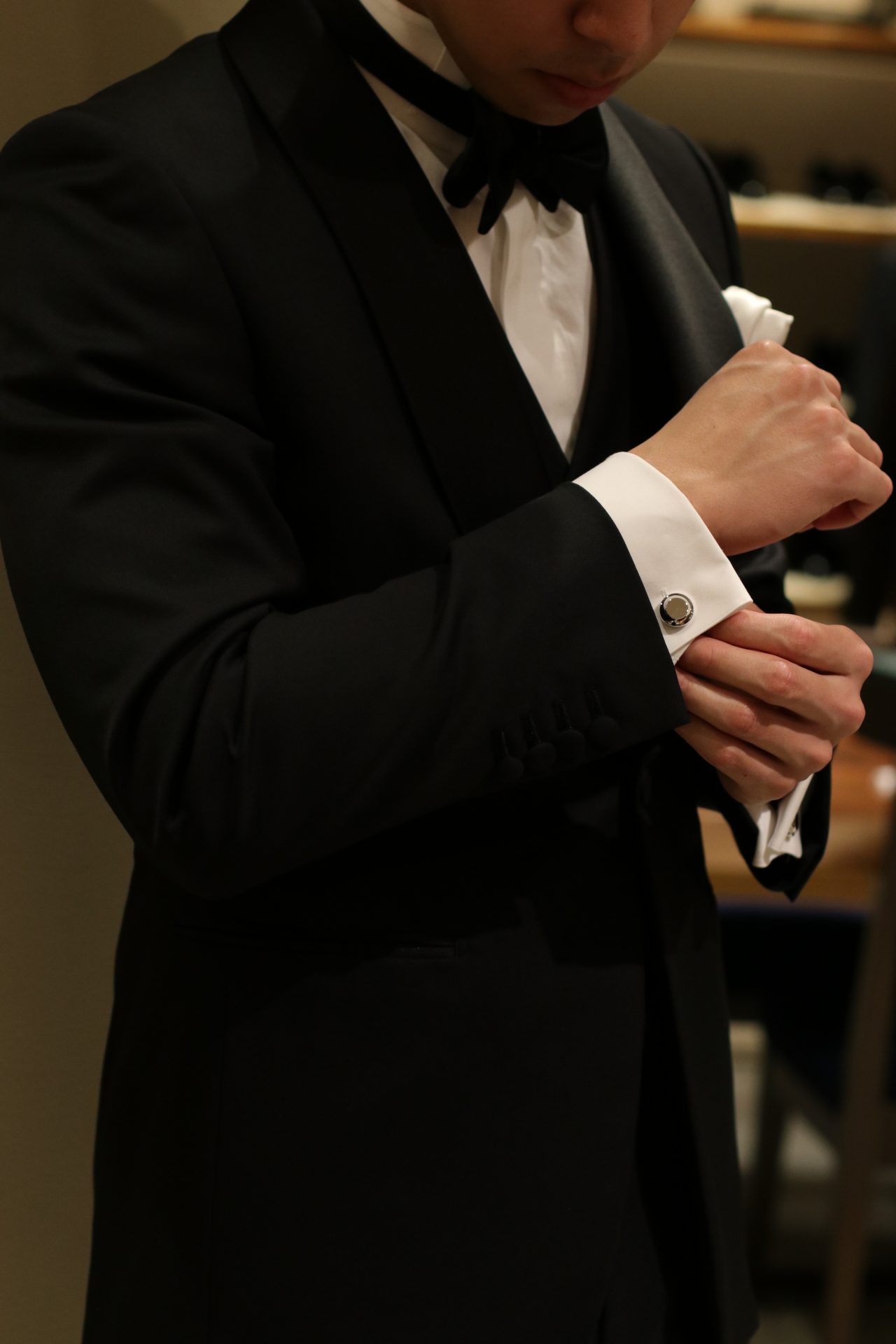 パレスホテル東京での結婚式でお召しになるフォーマルなタキシードにアリスメイドディスのシルバーのカフリンクスを合わせるとよりクラシカルで洗練された印象になります。