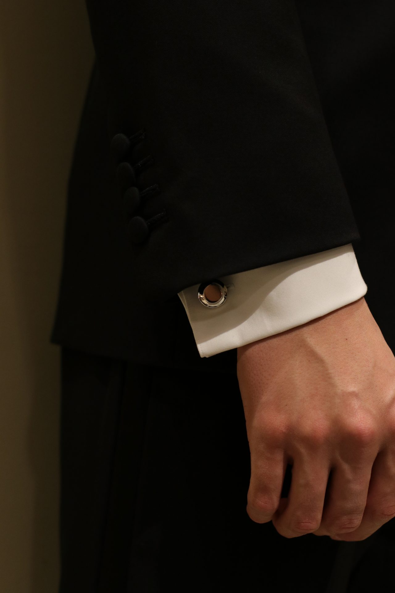 カフリンクスは男性の唯一のアクセサリーで、フォーマルやビジネスシーン、カジュアルシーンでもシャツと合わせてご使用していただけるアイテムです。