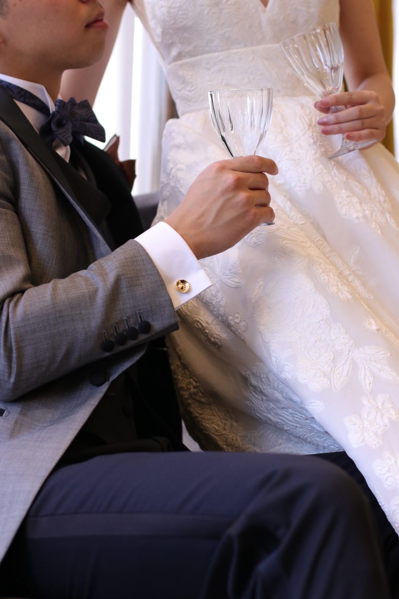 カフリンクスは結婚式中の新婦様をエスコートする際や乾杯、ケーキカット入刀等新郎様の仕草によってタキシードから覗く為、細部まで拘っていただきたいアイテムです。