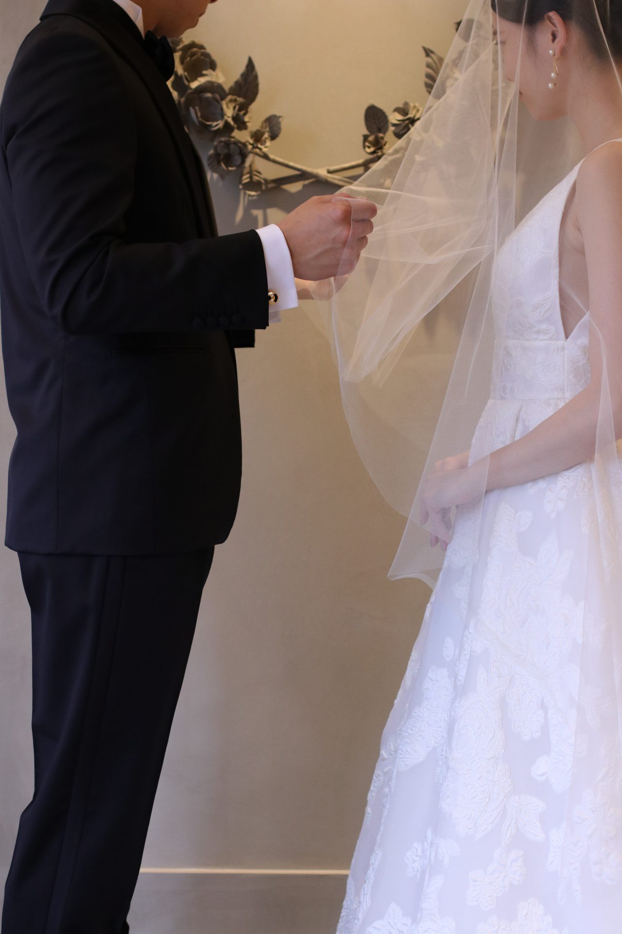 華やかに見えるゴールドのカフリンクスはパレスホテル東京のチャペルでの挙式や葵西や葵東での広い披露宴会場でもタキシードの袖元から存在感を放ちます。