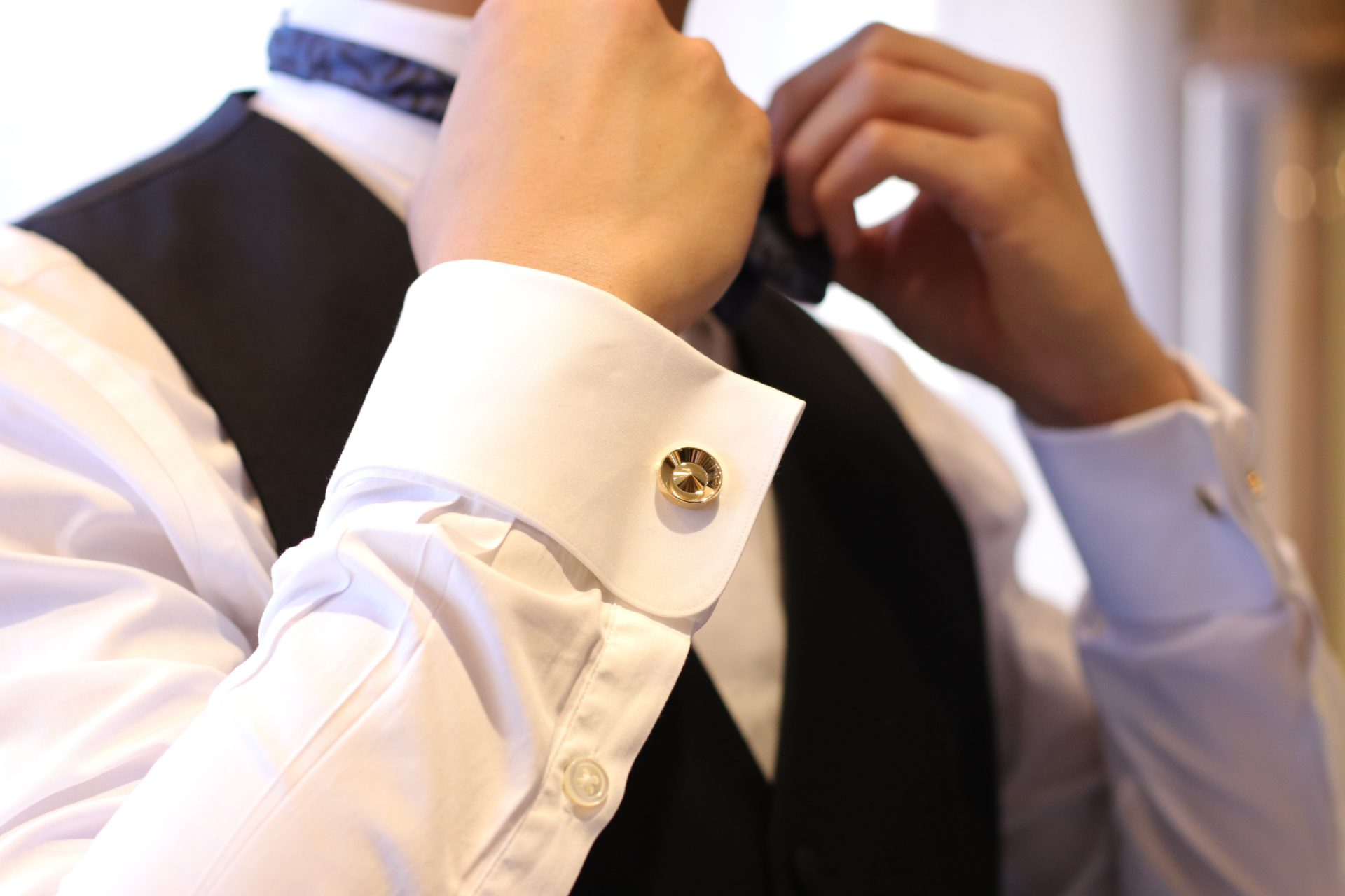 フォーマルな白シャツにゴールドのカフリンクスを合わせると新郎様の装いにより高級感や特別感を演出いたします。