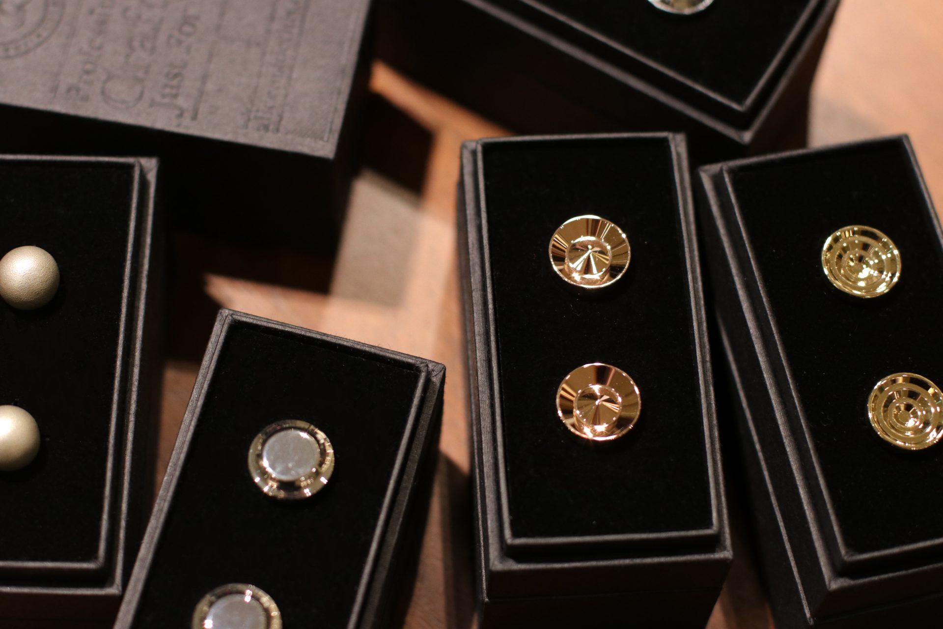 東京表参道にあるドレスショップ、ザトリートドレッシング アディション店ではインポートブランドのゴールドやシルバー等様々なカラーやデザインのカフリンクスを数多くお取り扱いしております。