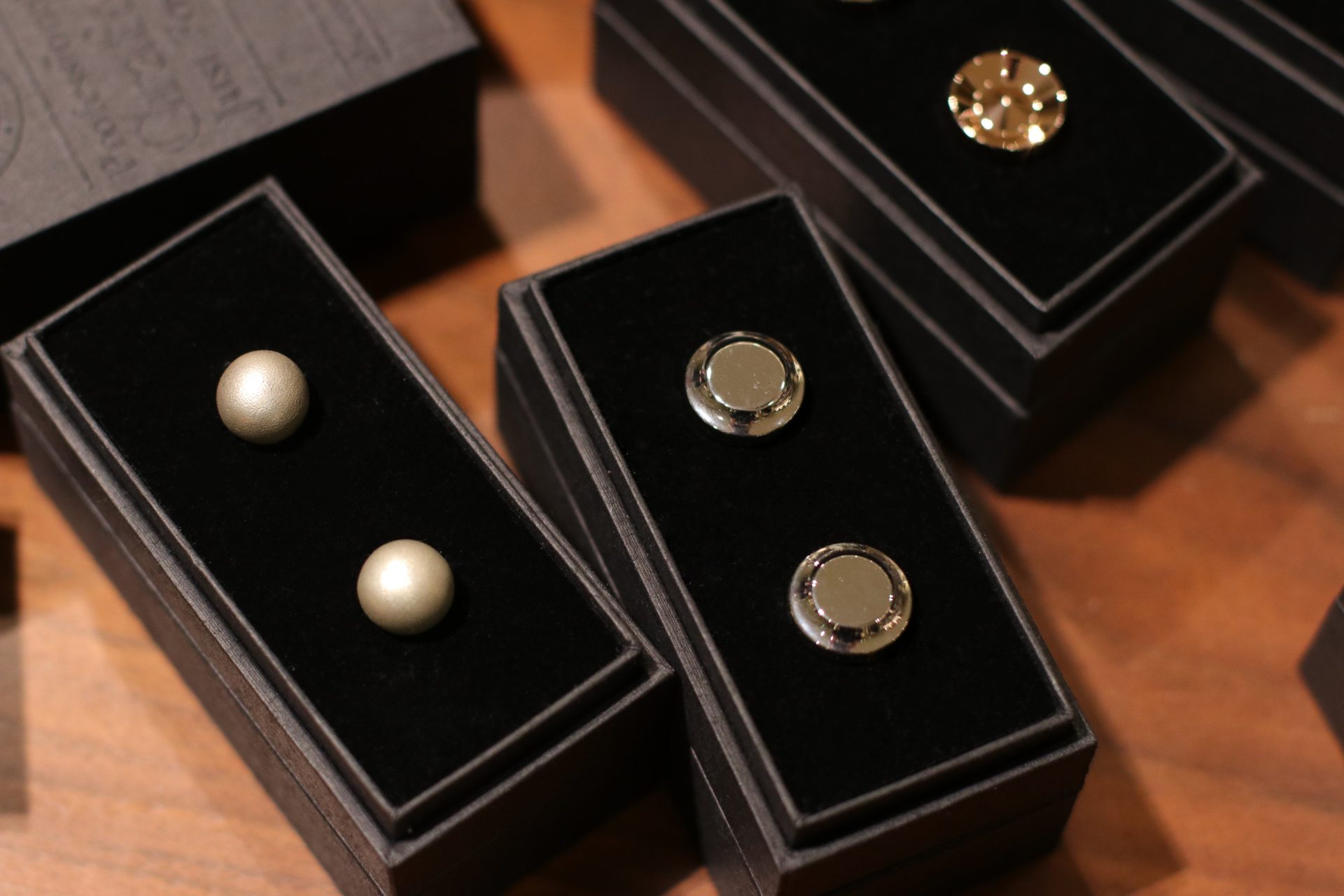 結婚式のタキシード小物についてザトリートドレッシングがおすすめするイギリスブランドのアリスメイドディスの高級カフリンクスをご紹介いたします。