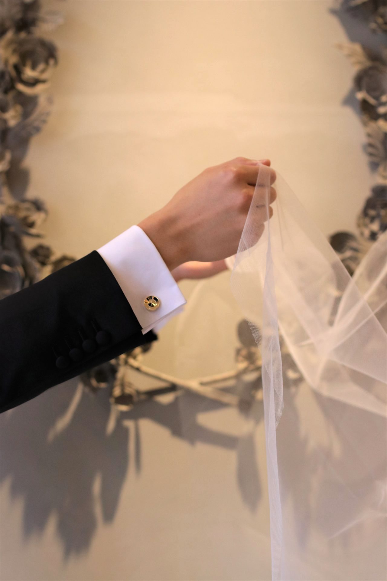 パレスホテル東京のチャペルでの挙式や葵西や葵東での広い披露宴会場でも、華やかに見えるゴールドのカフリンクスはタキシードの袖元から存在感を放ちます。