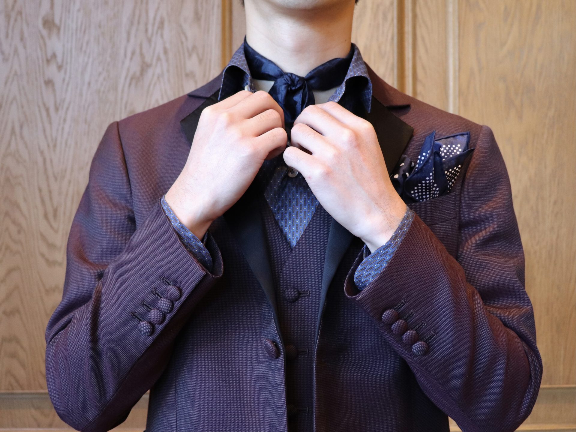 ザトリートドレッシング名古屋がご紹介するボルドーのお衣裳とネイビーアイテムを使ったダンディーな新郎様のお色直しコーディネート