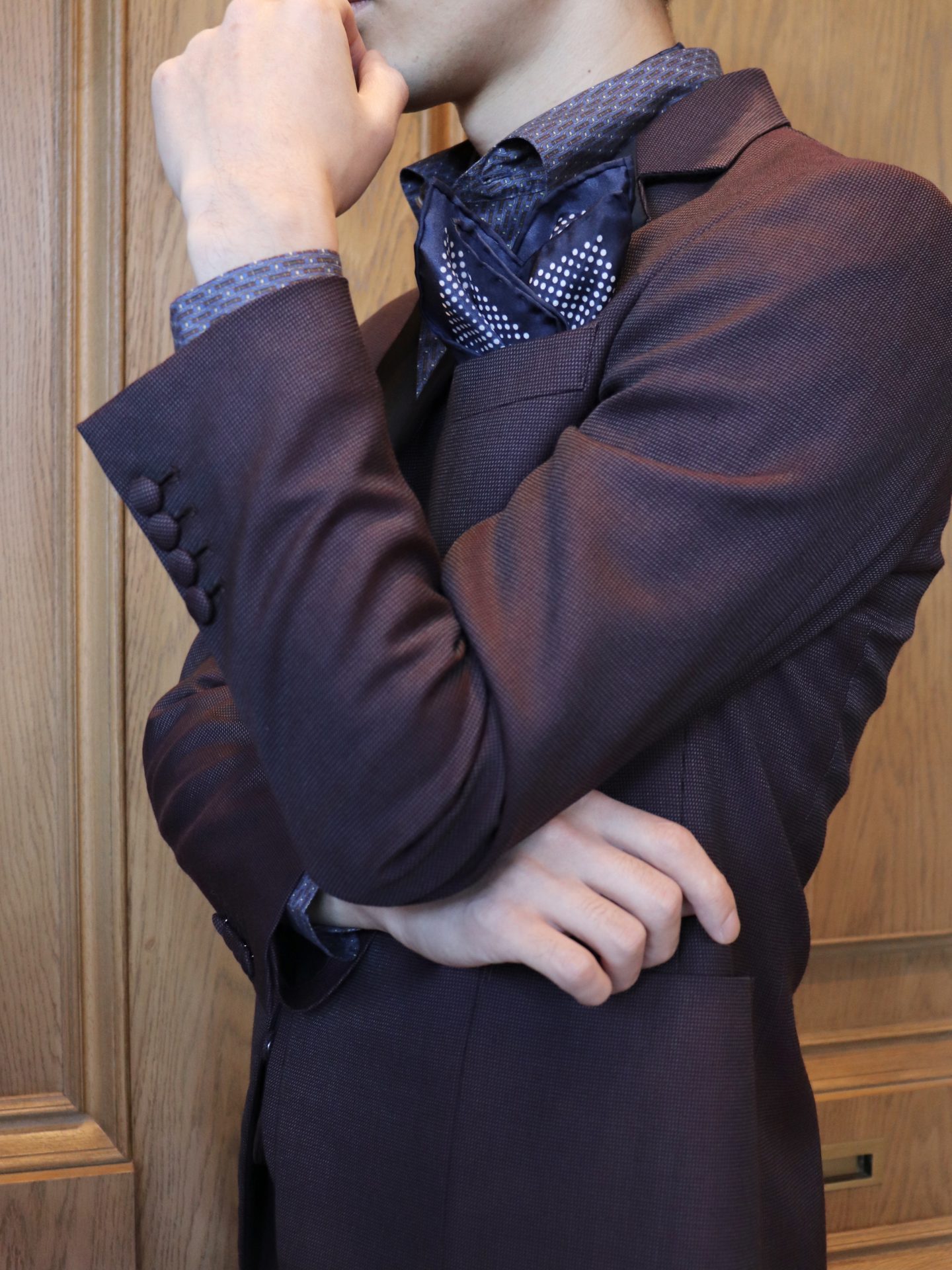 ザトリートドレッシング名古屋店がお勧めするご新郎様のボルドーのお衣裳を使用した個性のあるお色直しスタイル