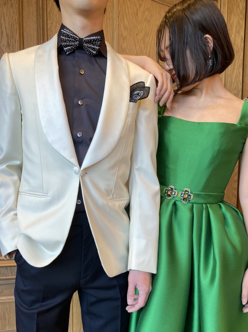 トリートジェントルマンがおすすめするサテンのカラードレスと白色のタキシードのエレガントなコーディネート