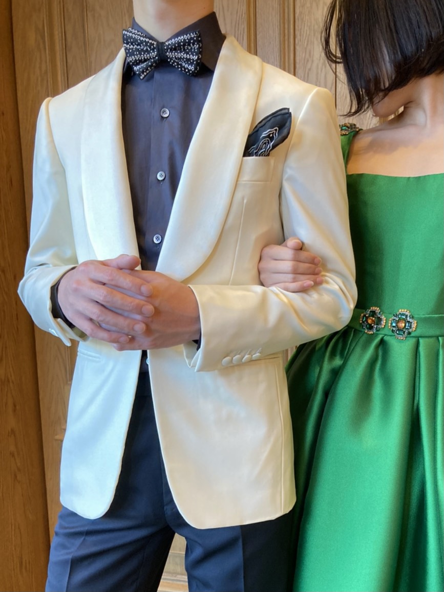 トリートジェントルマンがおすすめするサテンのカラードレスと白色のタキシードのエレガントなコーディネート