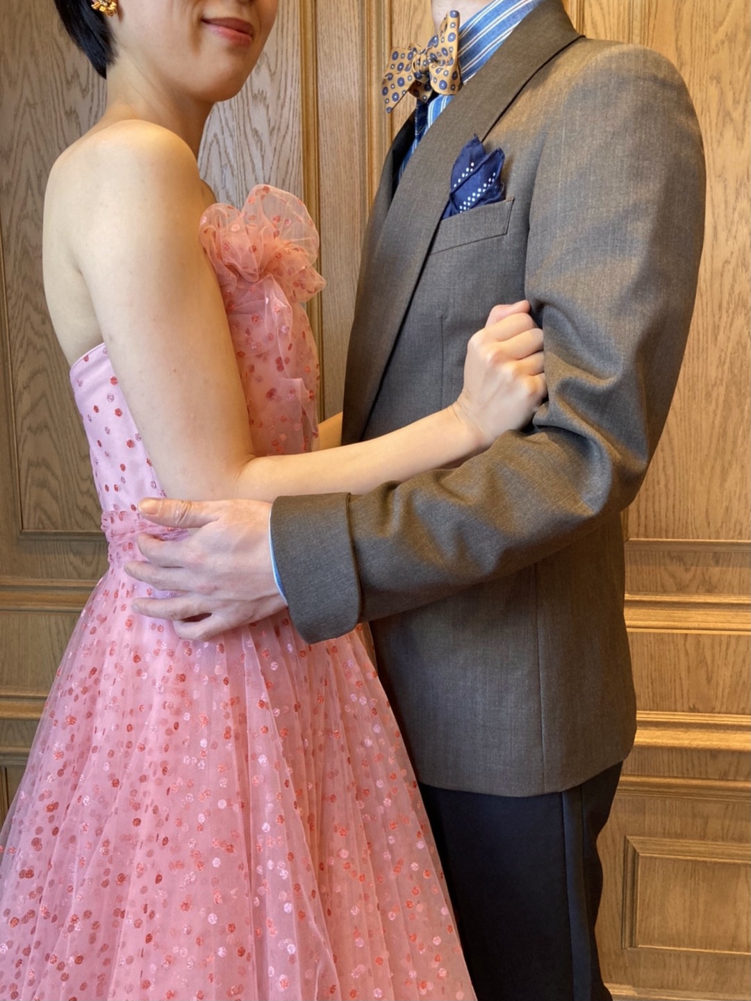 THETREATDRESSING名古屋店でおすすめするフェミニンなカラードレスとブラウンのジャケットを使用したご新郎様のコーディネート