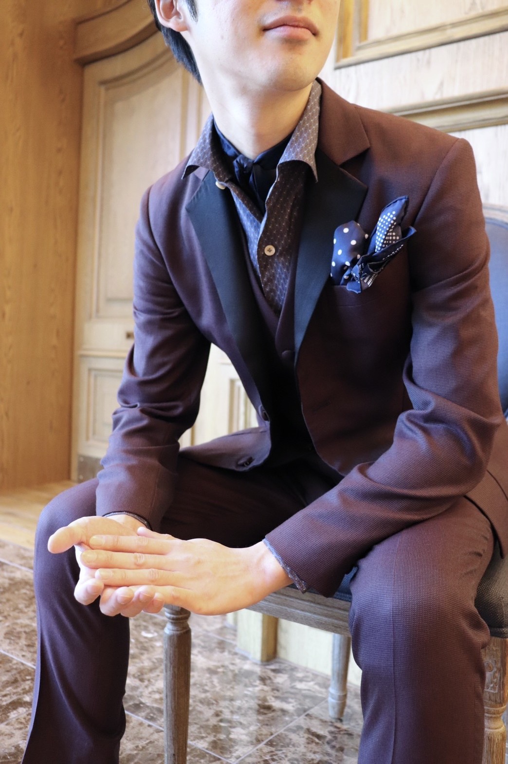 ザトリートドレッシング名古屋店がお勧めするご新郎様のボルドーのお衣裳を使用した個性のあるお色直しスタイル