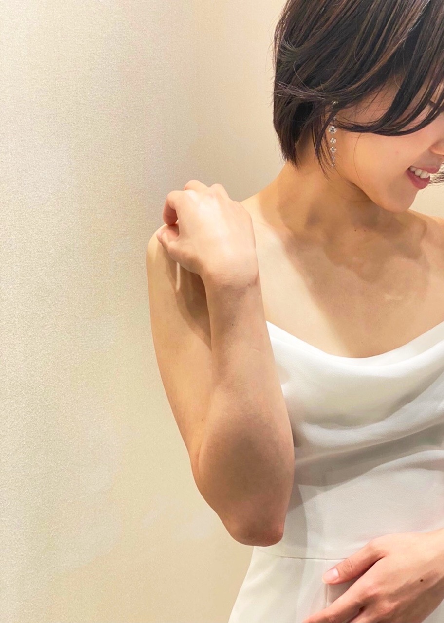 シンプルなマーメイドドレスに合わせる大ぶりでキャッチ―なイヤリングのコーディネート