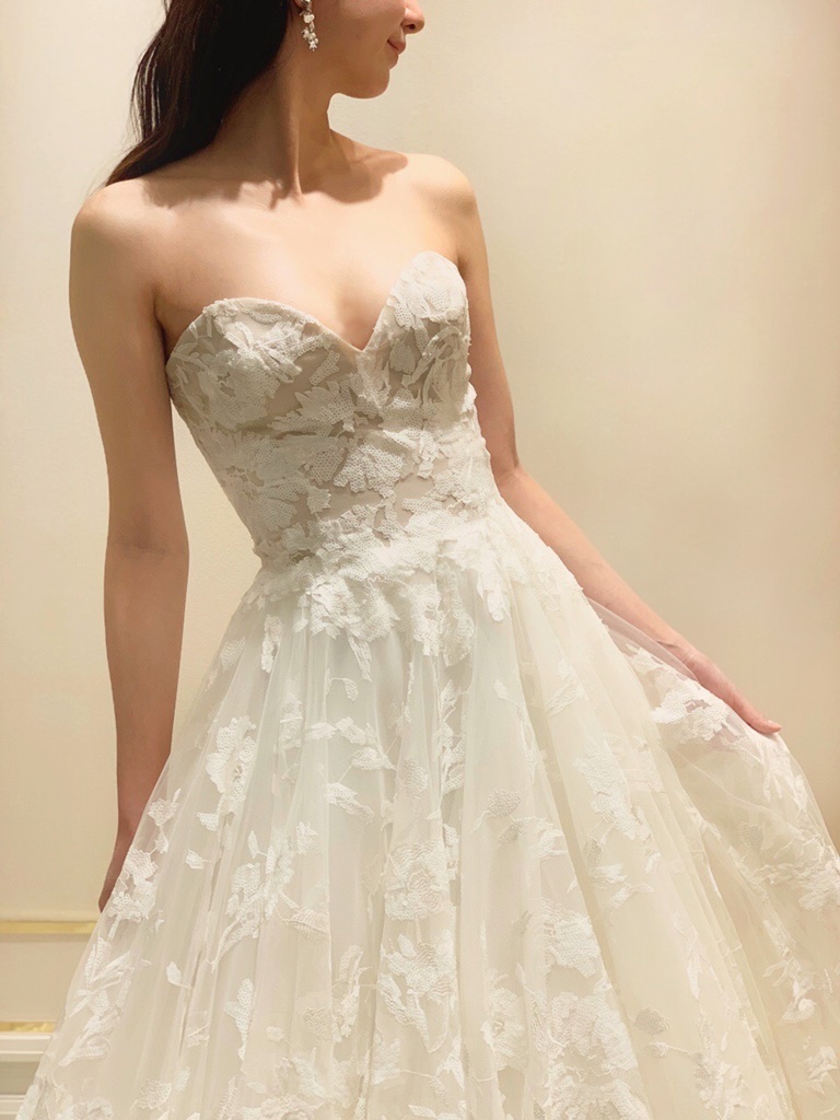 大阪の結婚式場におすすめのブリス モニークルイリエの華やかな総レースのウェディングドレス