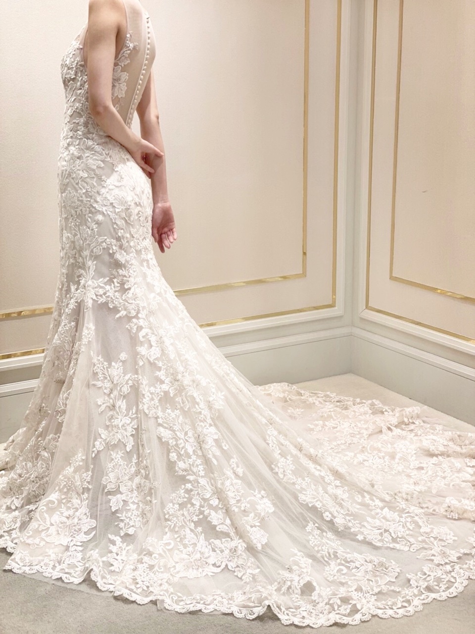 ガーデンが美しい結婚式会場におすすめのブリス モニークルイリエのレースワークが美しいマーメイドドレス