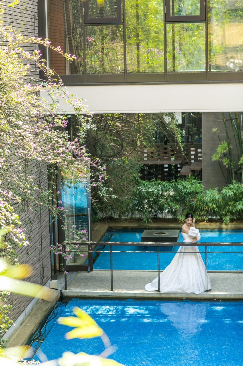 ウィズザスタイルでのナチュラルなホテルウエディングには、トレンドのパフスリーブがお洒落なAラインのウエディングドレスがおすすめ