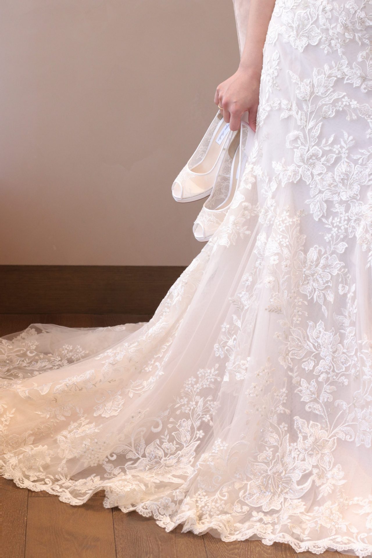 アメリカロサンゼルス発のブランド、ブリスモニークルイリエのゴージャスな華やかさが目をひくマーメイドドレスには、レースのウェディングシューズを合わせるとコーディネートに統一感が出て素敵です