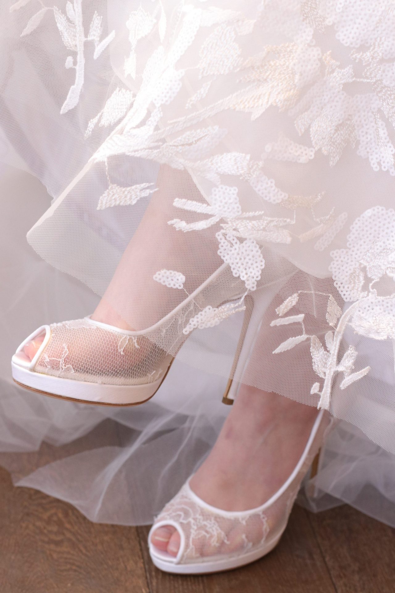 ザトリートドレッシングからおしゃれなお花嫁様はにおすすめするのは、足元までレースと刺繍をふんだんに使用したブリスモニークルイリエのウエディングドレスと合わせて、 同じレースのシューズで足元までのトータルコーディネートをご提案いたします