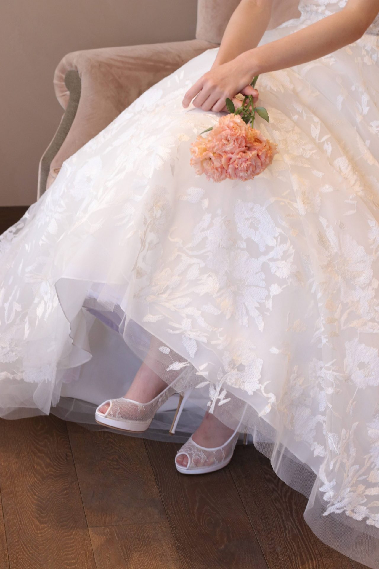 ザトリートドレッシングがおしゃれな花嫁様におすすめするには立体的で浮かび上がるような総レースのブリスモニークルイリエのドレスから覗く足元はレースのシューズで足元までこだわったトータルコーディネートです