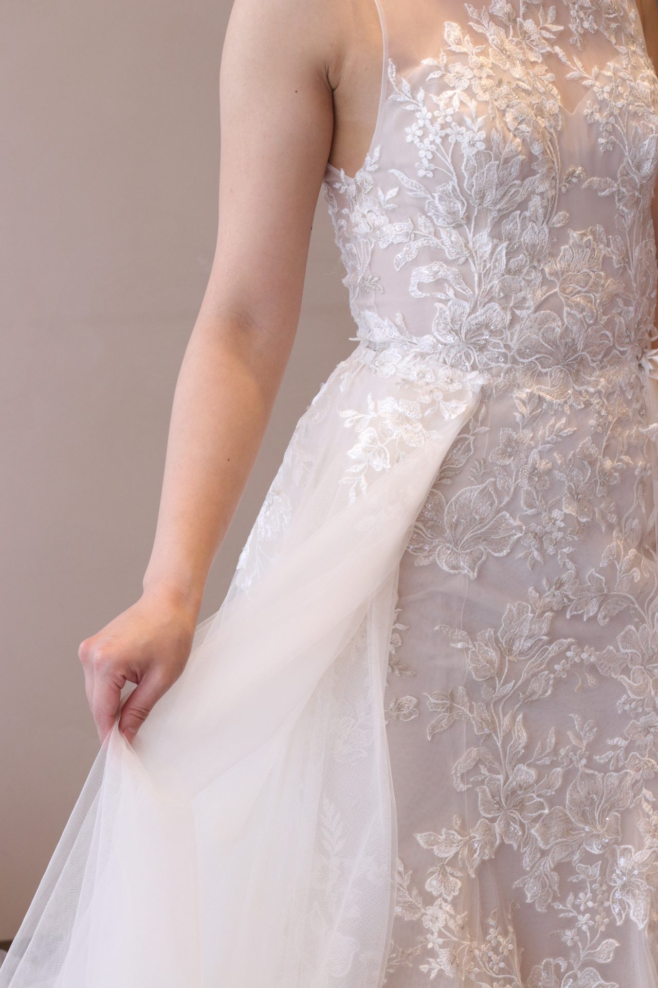 THETREATDRESSINGアディション店からご紹介させていただくブリスモニークルイリエの販売ドレスは、レースの上から施されたスパンコールが上品なクラシカルさを演出するため、30代の大人花嫁様におすすめのデザインです