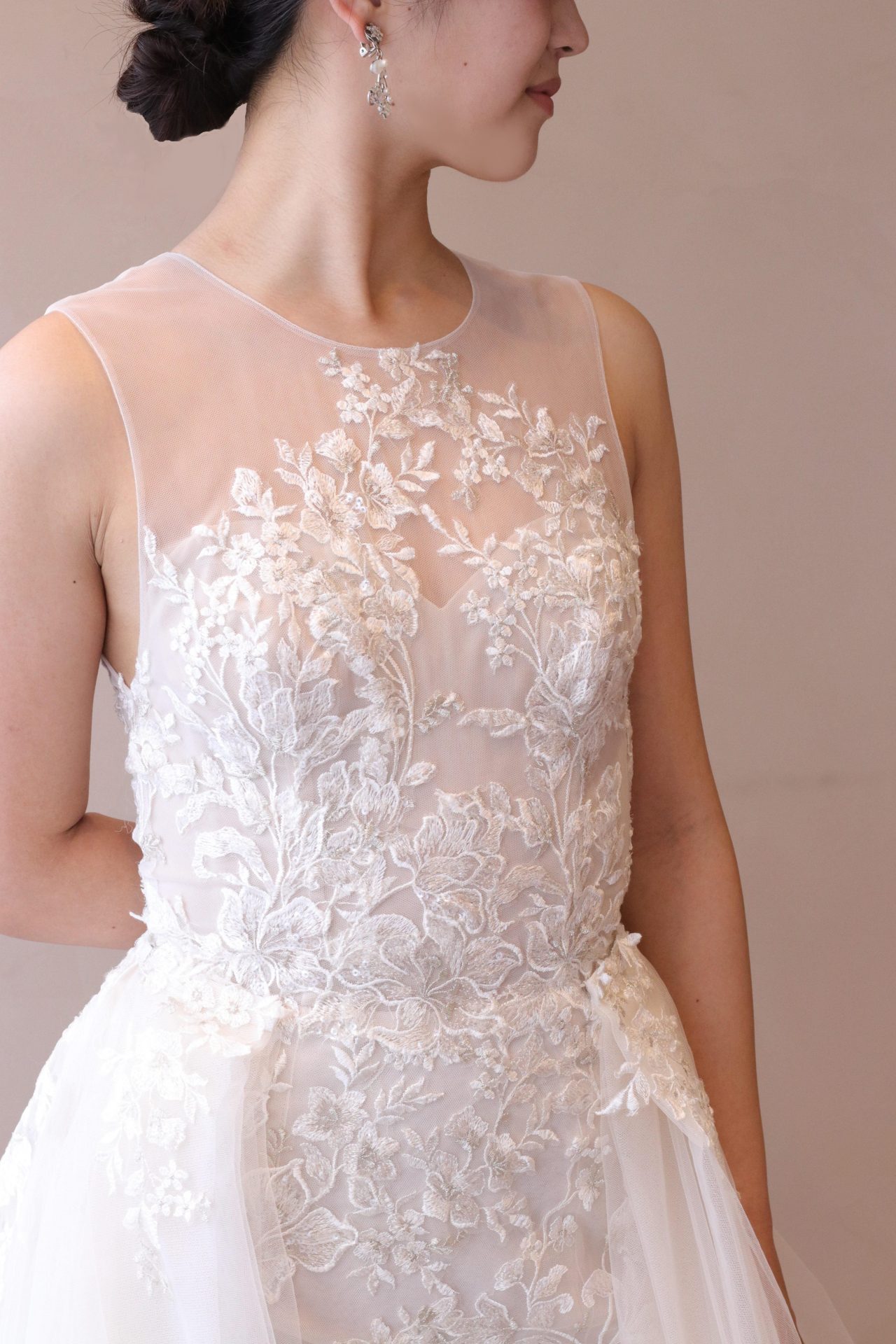 モニークルイリエの姉妹ブランド、ブリスモニークルイリエのウェディングドレスは、デコルテにイリュージョンレースが施され、胸元の安心感とお顔周りを華やかにするデザインで人気です