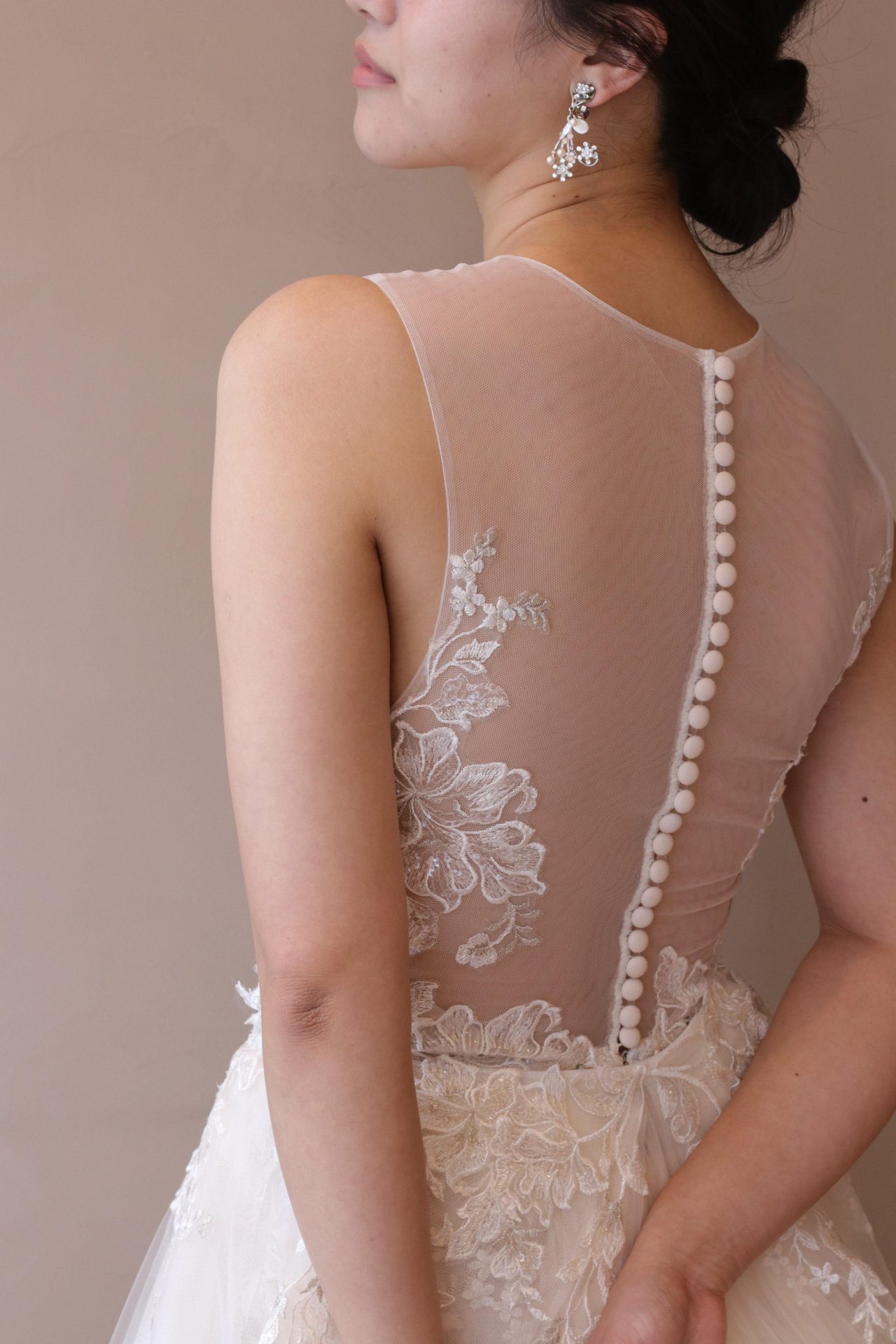 バックコンシャスなくるみボタンがワンランク上のお洒落なウェディングドレスは、赤坂プリンスクラシックハウスなどの唯一無二な雰囲気の結婚式会場に良く合います