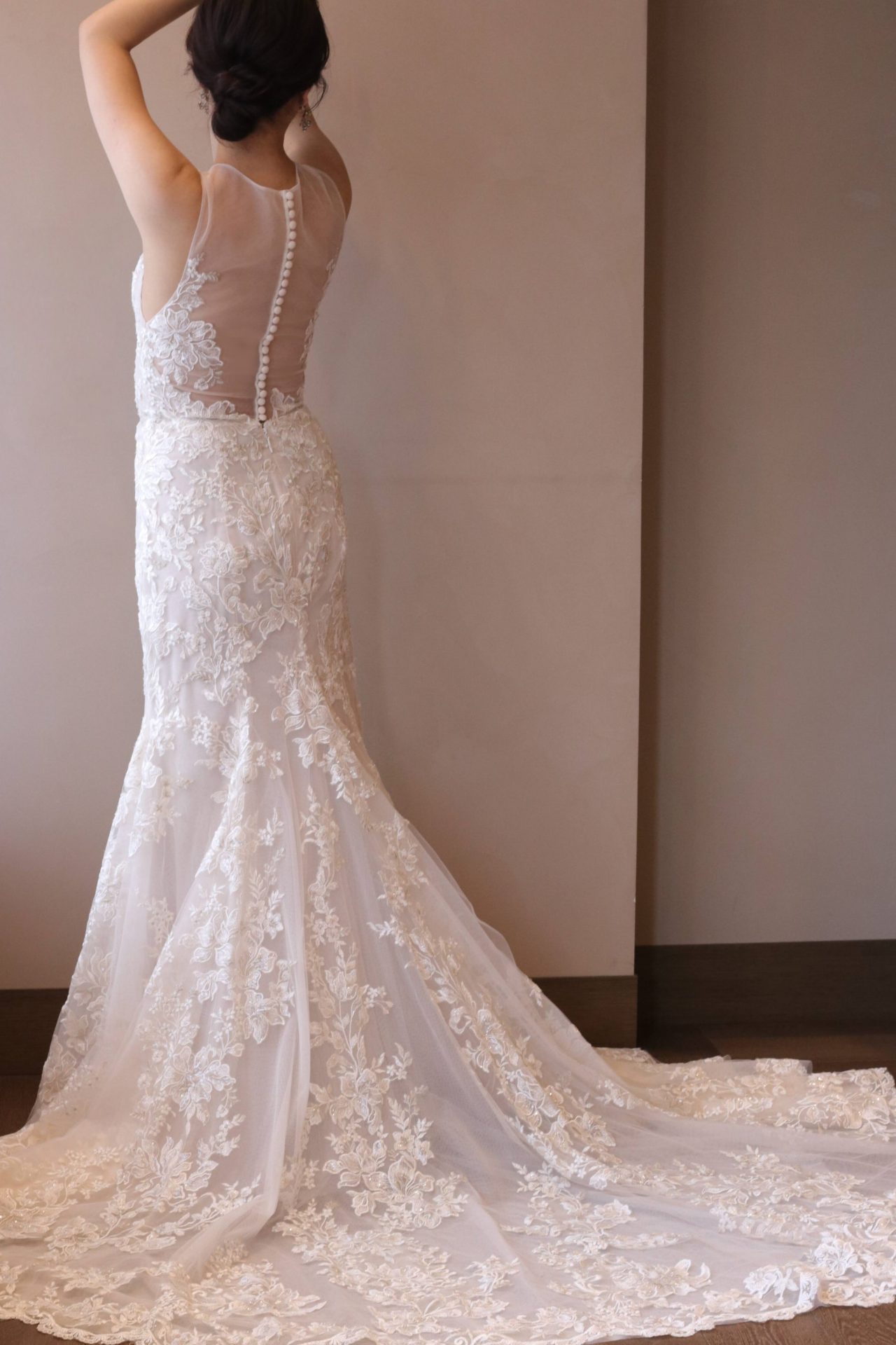 女性のお体のしなやかさを最大限に引き出すモニークルイリエのマーメイドドレスは、アンティーク調のお洒落なフラワーレースが裾元まで続き、大人花嫁様に人気のデザインです