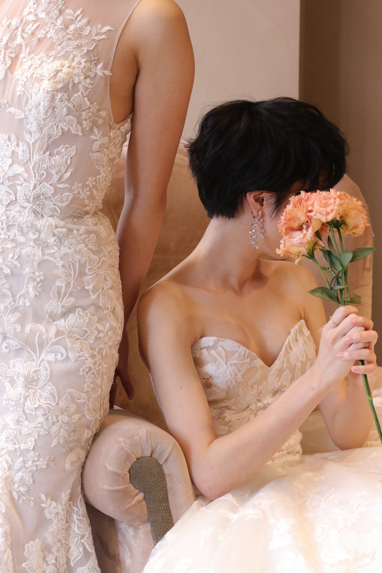 東京表参道にある人気ドレスショップ、THETREATDRESSINGアディション店からご紹介させていただくのは、華やかな総レースが美しい2着のブリスモニークルイリエの販売ドレスです