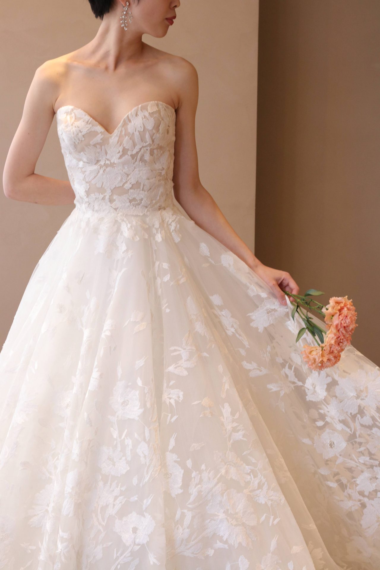 ザトリートドレッシング一押しのドレスはデコルテを美しく見せるハートカップのデザインで、上品でスパンコールの施されたレースは特別な一日の華やかさを演出します