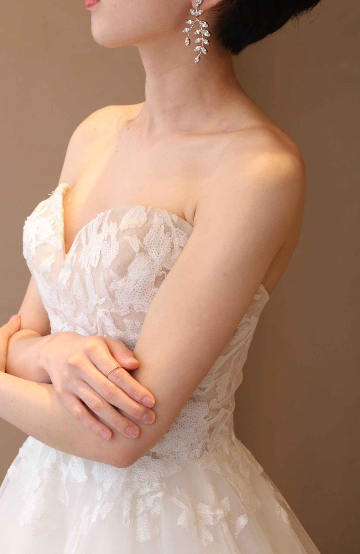 春や夏のウエディングにザトリートドレッシングからおすすめさせていただくのは、ハートカップでビスチェタイプのブリスモニークルイリエの販売ドレスにリーフモチーフのイヤリングを合わせあたコーディネートです