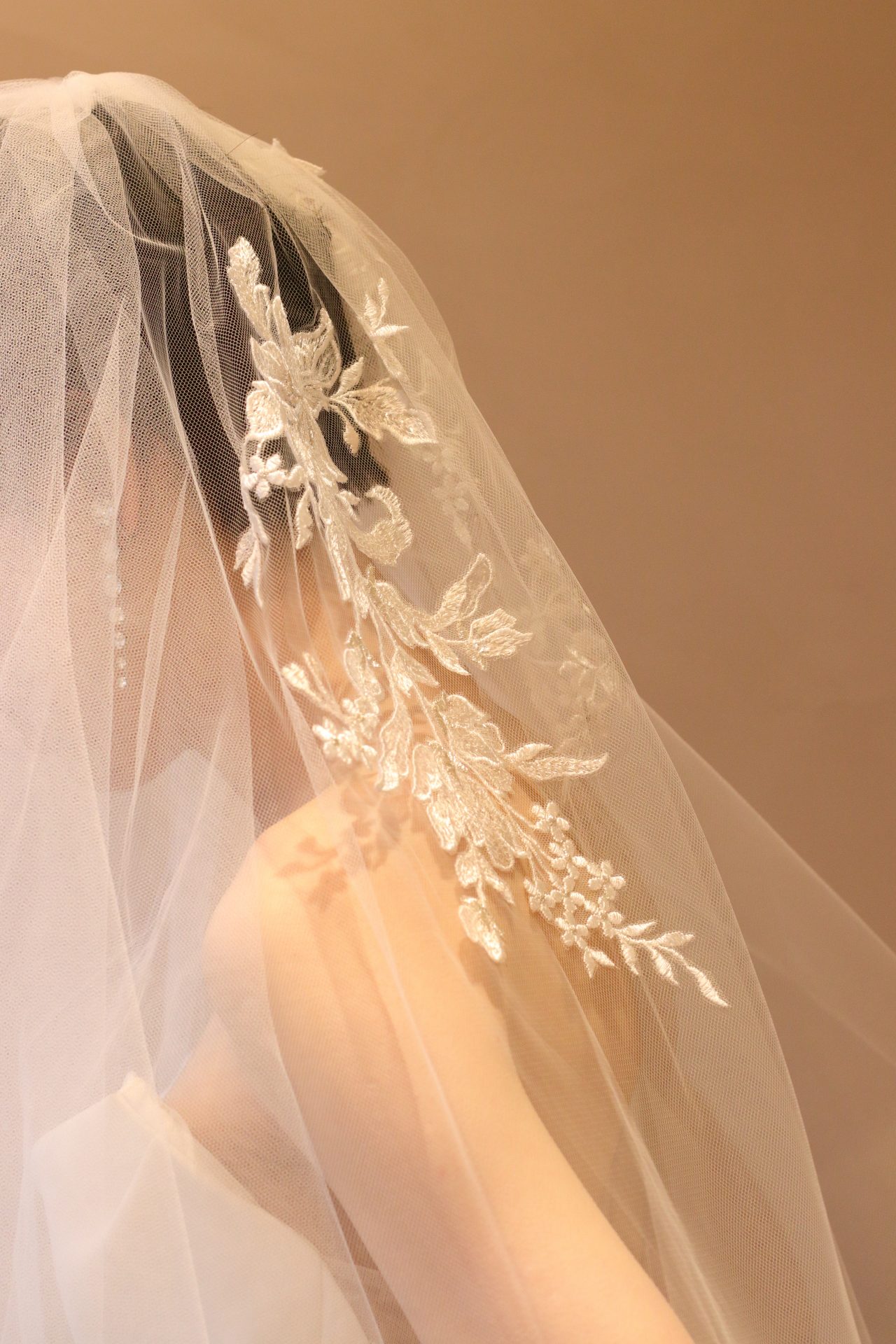 ザトリートドレッシングに入荷したブリスモニークルイリエの新作ドレスをあなただけのストーリーに合わせてベールやアクセサリーでトータルコーディネートいたします