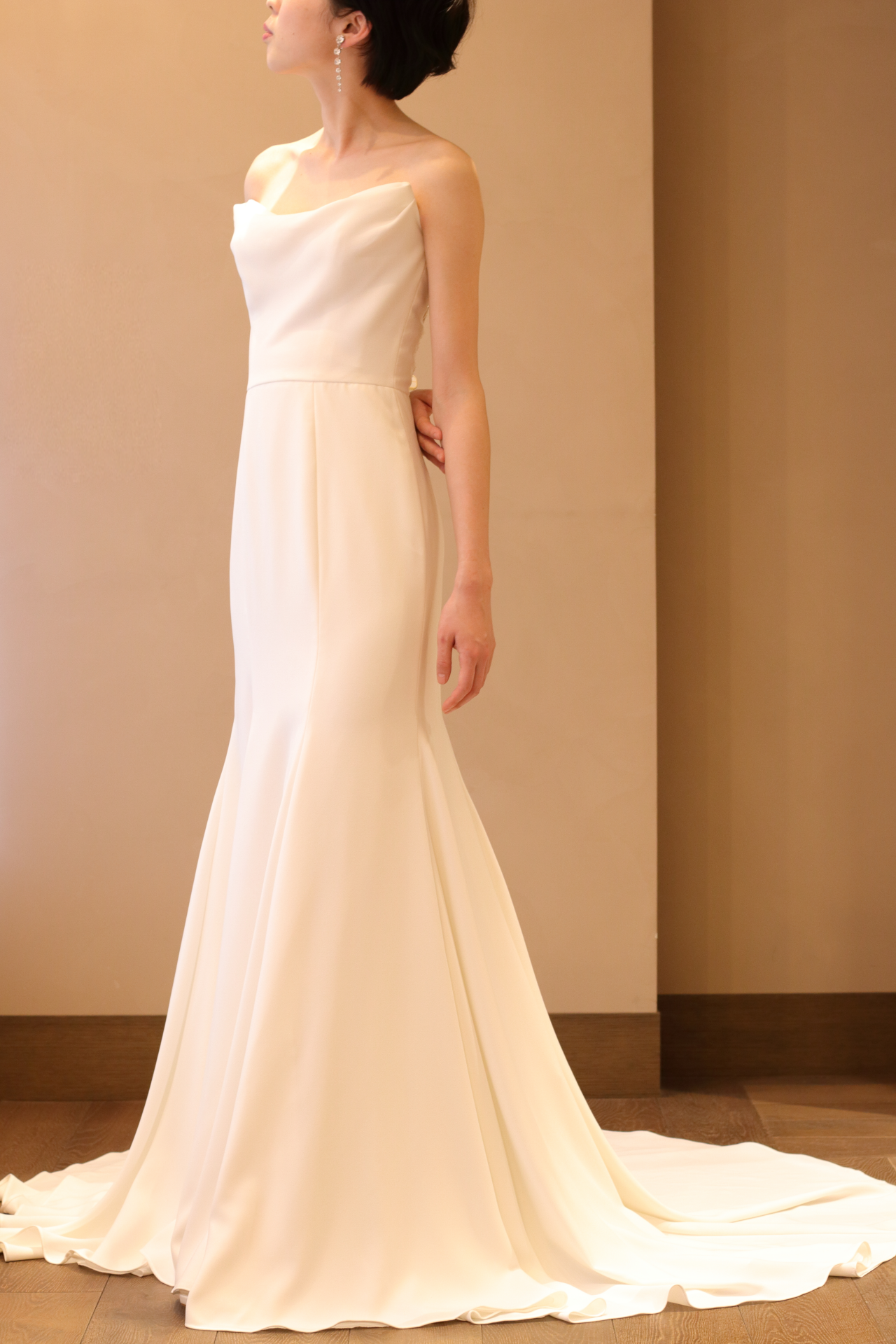 ブリスモニークルイリエのウェディングドレスはお洒落な花嫁も注目のシンプルなデザインで、クレープ素材のしっとりとなめらかな質感が美しいスレンダーラインのドレスです