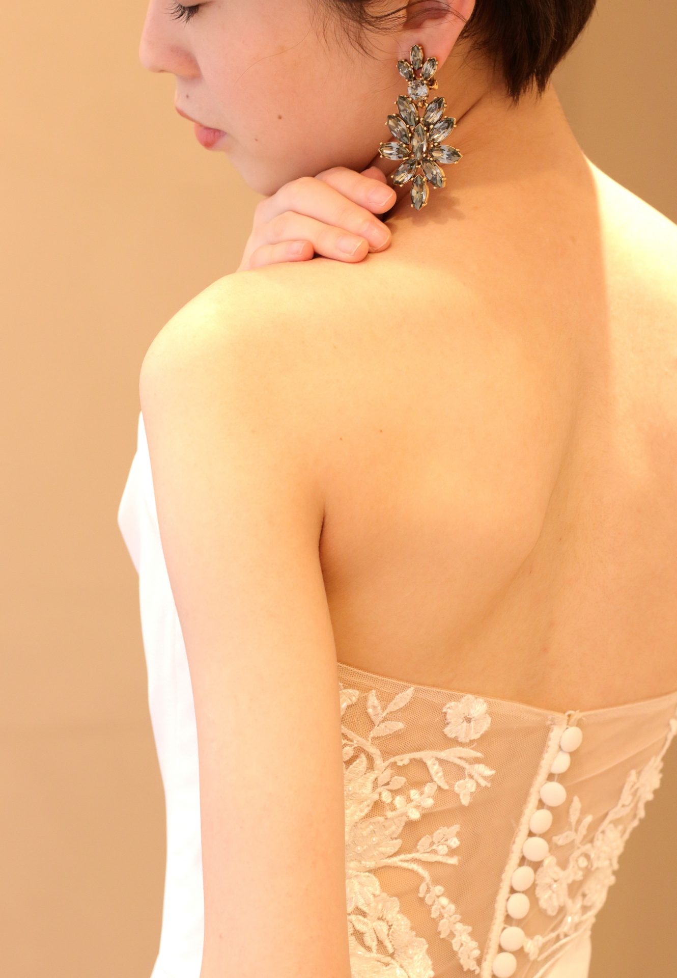 アンダーズ東京で結婚式を挙げられる花嫁様には、東京タワーや夜景などの都会的な景色にも映えるスタイリッシュで洗練されたバックスタイルの美しいスタイルをご提案いたします