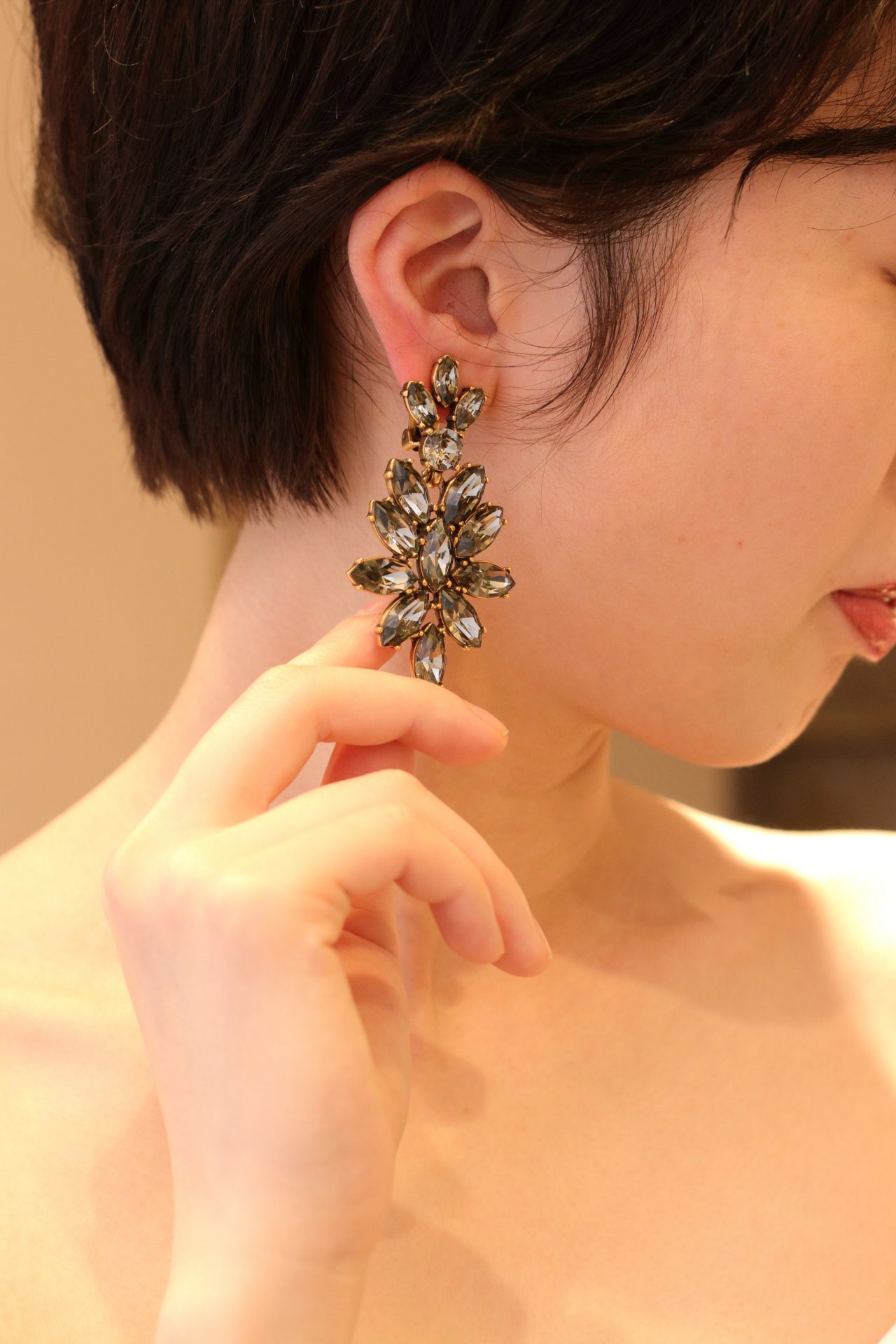 オスカーデラレンタの新作イヤリングは、トレンドアイテムでもある大ぶりなものでショートカットが似合う大人スタイルの方におすすめです