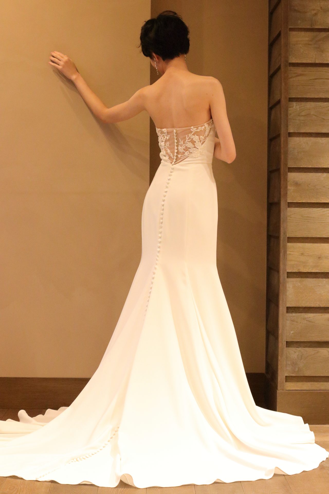 シンプルなクレープ素材の中に大胆にもシースルーでデザインされた立体感あるレースは、モニークルイリエのバックスタイルへのこだわりが光る一着です