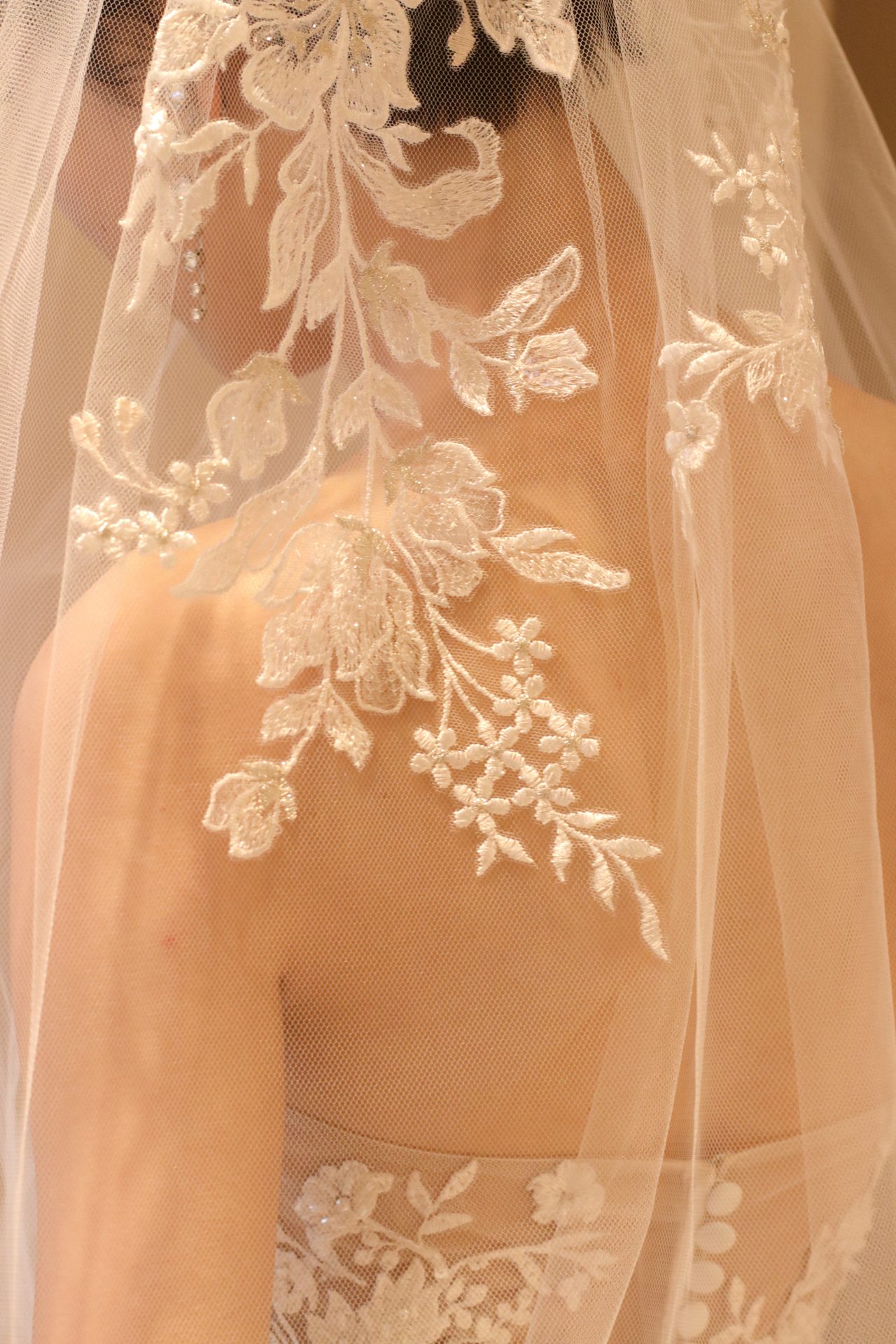 さりげなくレースの上に散りばめらたショートベールのスパンコールが、自然光に反射することで軽やかさが加わり花嫁の歩くバージンロードをより神秘的な印象に引き上げます