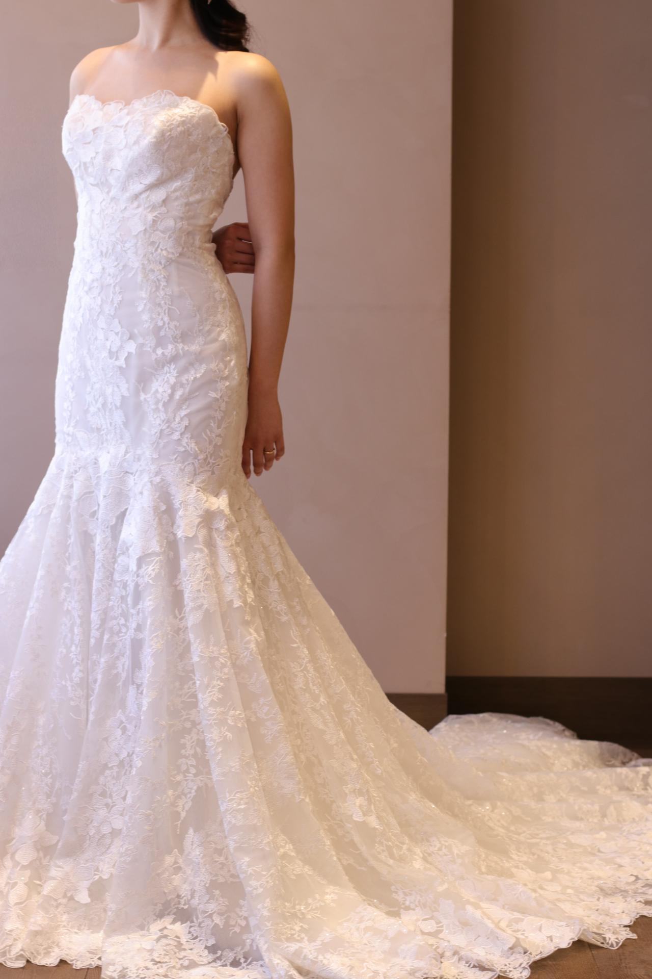 ブリスモニークルイリエのクラシックなマーメイドラインのウェディングドレスは、総レースのフラワーモチーフが女性らしく、お胸元の高さも安心感がある為、日本人の花嫁にも愛されるデザインです