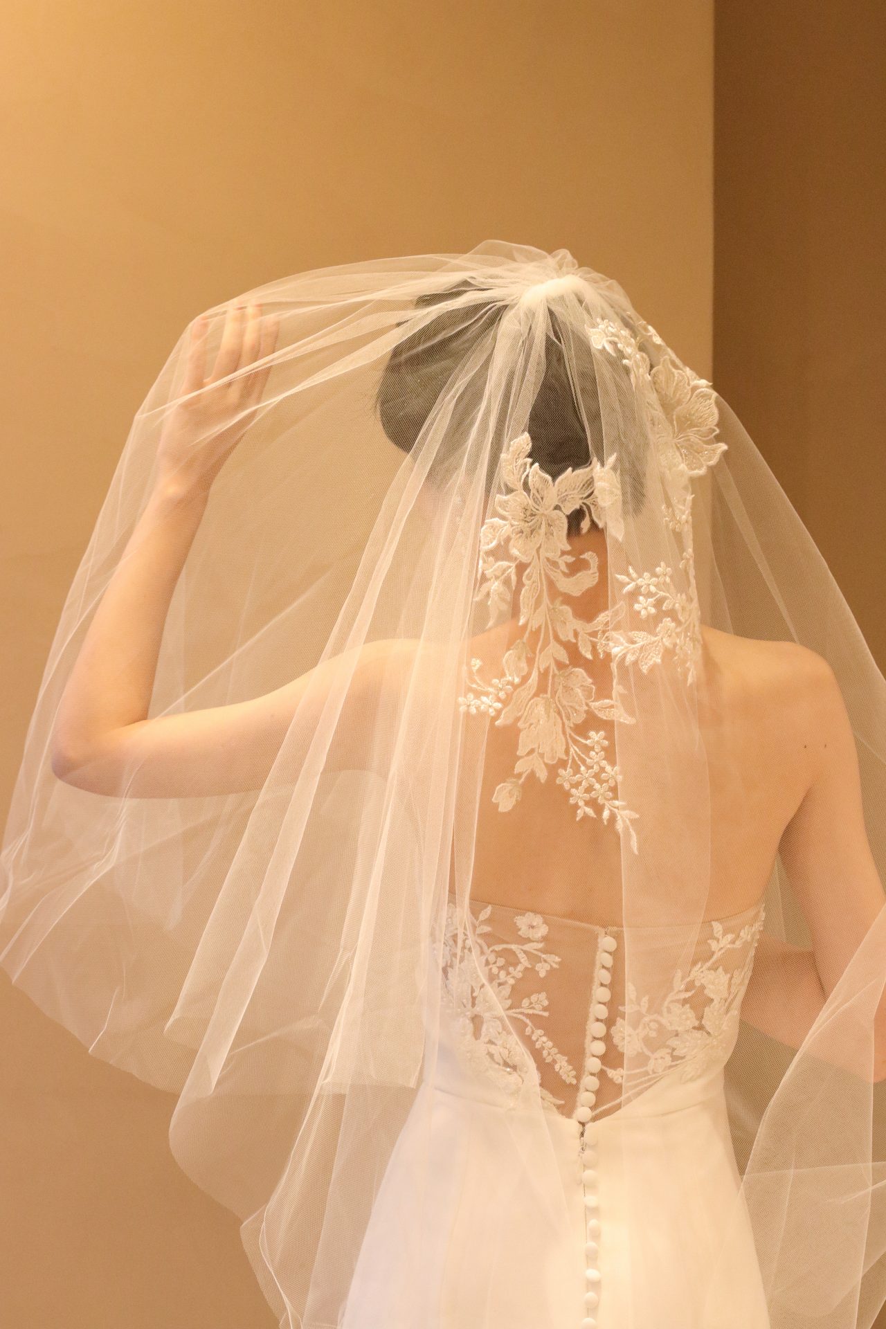 ザトリートドレッシングのアトリエから生まれたオリジナルベールは立体的で細やかなレースが美しく、チャペルや大階段など後ろ姿をポイントにしたお写真にこだわりたいという方におすすめです
