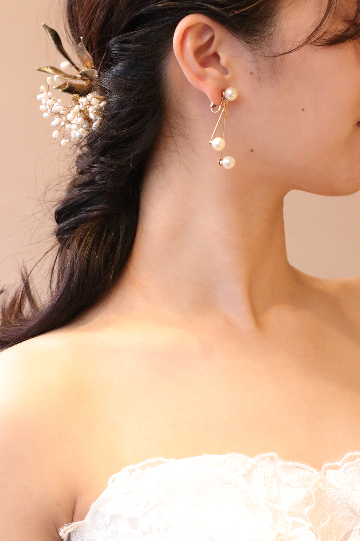 つくり込みすぎず、ゆるくまとめたヘアスタイリングが、パールの上品な輝きをより一層引き立たせ顔回りを華やかに彩ります