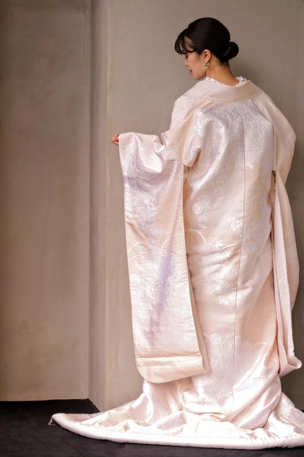 長寿吉兆、永遠の繁栄を意味する亀甲文様に、様々な花の刺繍がほどこされた白無垢はザトリートドレッシングの新作のレンタル和装で、神社や神殿での神前式にはもちろん、前撮りでお写真を残される方も多いモダンと古典が融合した唯一無二の1着です