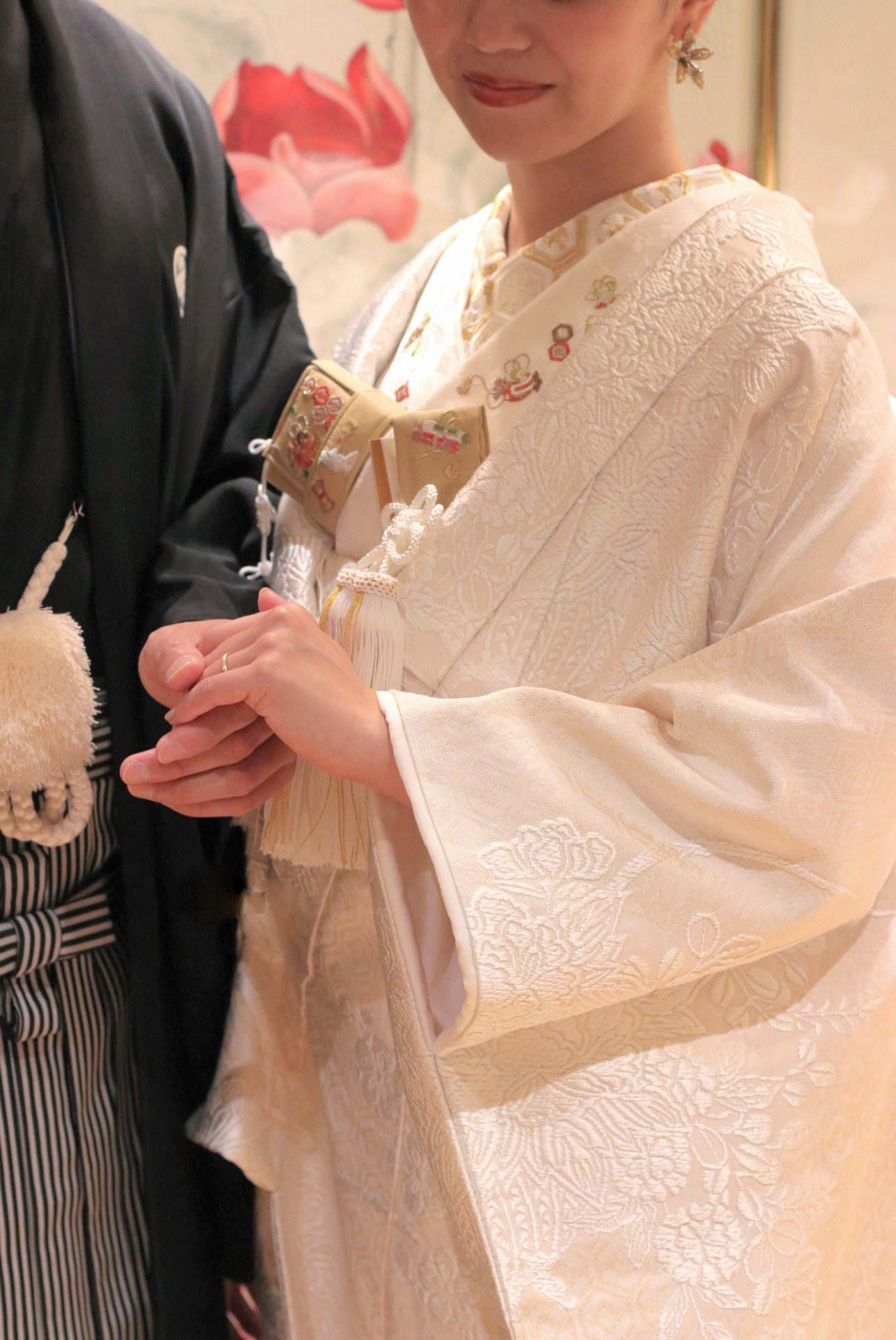 THETREATDRESSINGアディション店より新年最初にご紹介させていたくお衣裳は、室町時代から受け継がれてきた正装である婚礼衣装の白無垢で、紋付き袴姿のご新郎様と寄り添うお洒落な和装のコーディネートです