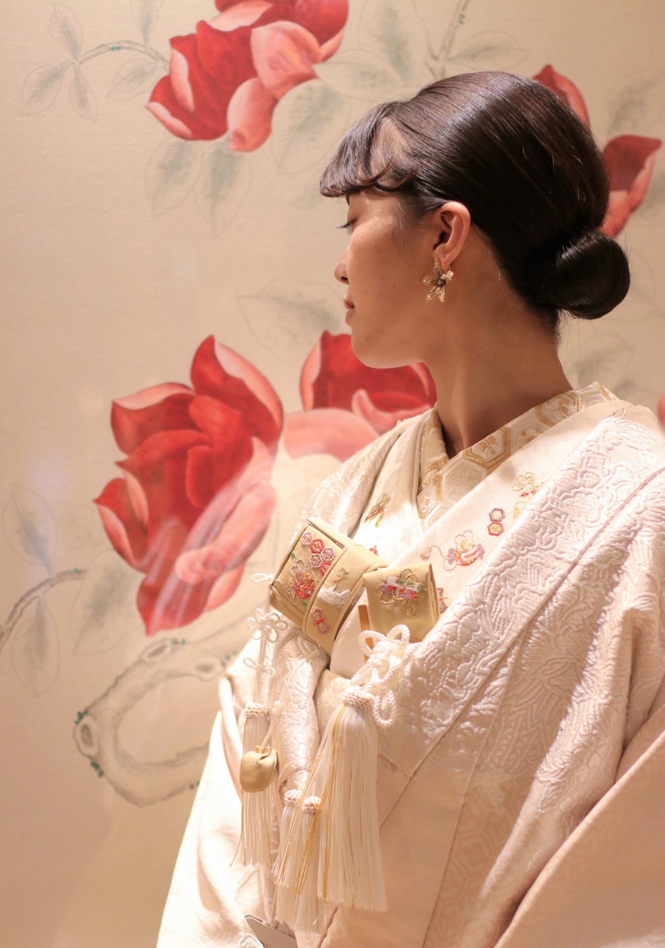 ザトリートドレッシングの提携会場である、東京の五つ星ラグジュアリーホテル パレスホテル東京の神殿にて行う結婚式には、鶴や鳳凰の柄ではなく豪華絢爛な四季の花がふんだんに織られた春らしくモダンなお小物でコーディネートし、花嫁様の白無垢姿をより一層お洒落に引き立てます