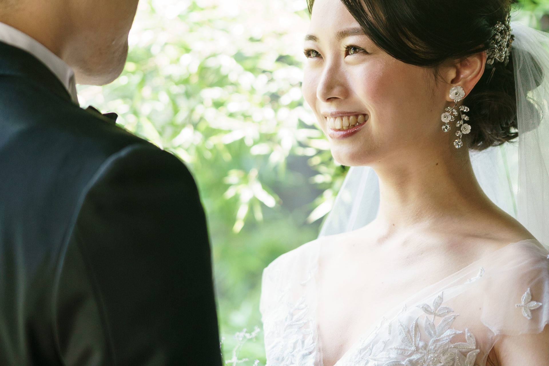 ナチュラルでアットホームなお式におすすめのキャロリーナヘレラのAラインのウェディングドレス