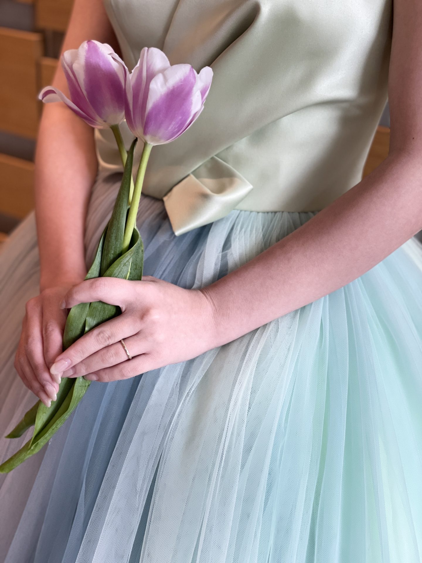 ザ・トリートドレッシングの緑のカラードレスに合わせた白と紫のチューリップのブーケ