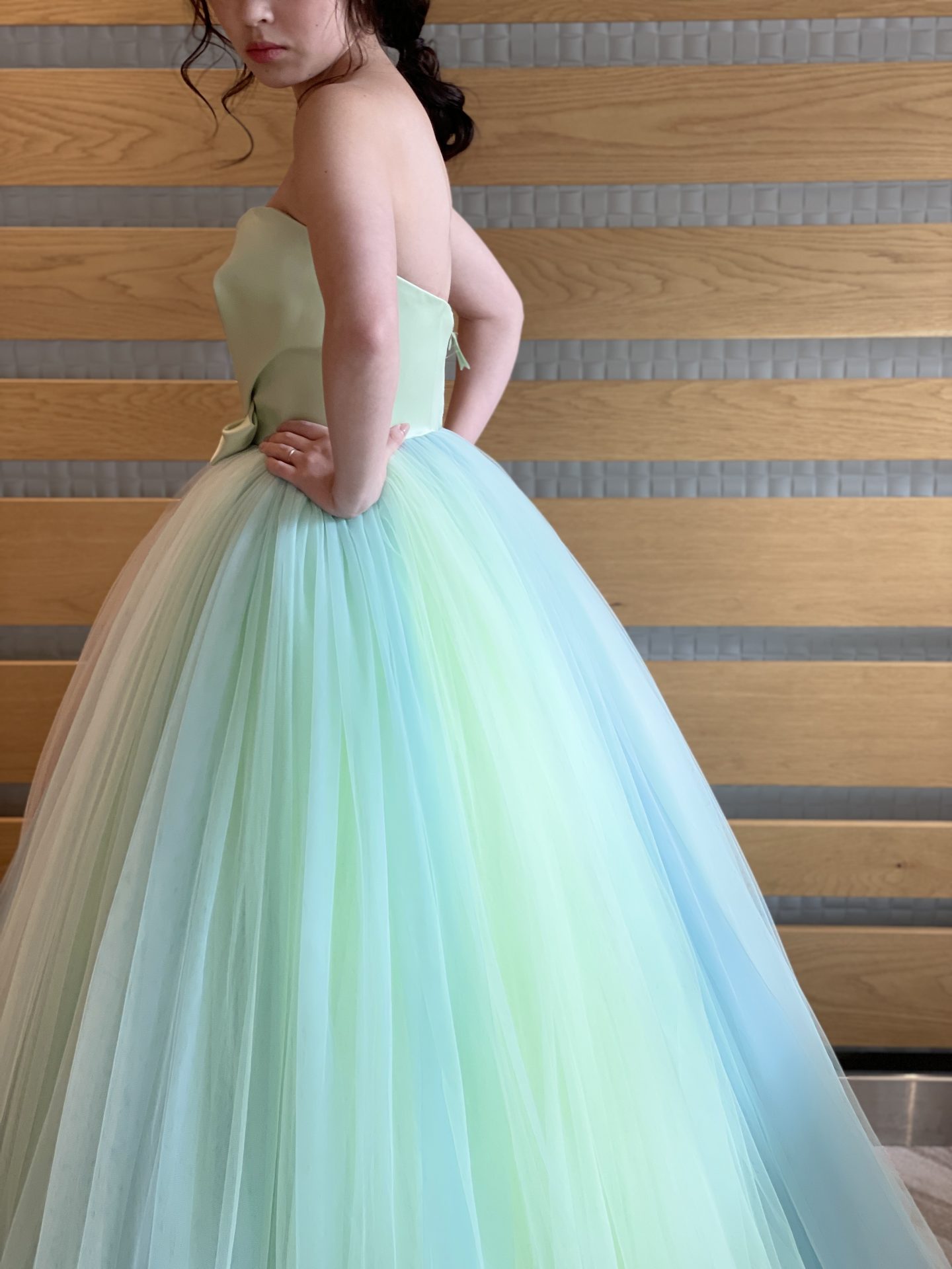 ザ・トリートドレッシングのプリンセスラインのカラードレスをお色直しでお召になる花嫁様