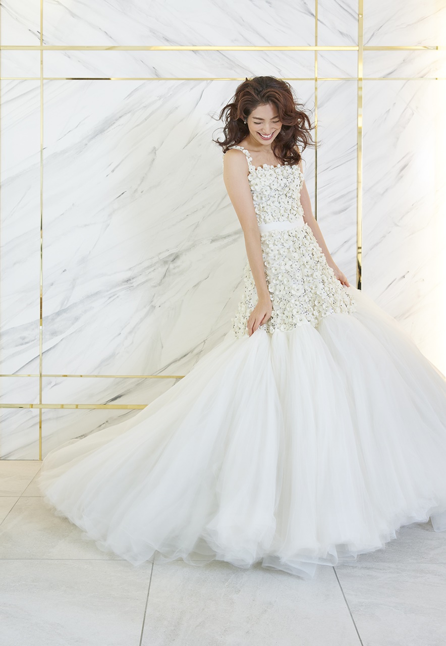 望月芹名さんが着ているドレスは3Dのフラワーモチーフが付いたヴィクター&ロルフ・マリアージュの白いウェディングドレスドレス