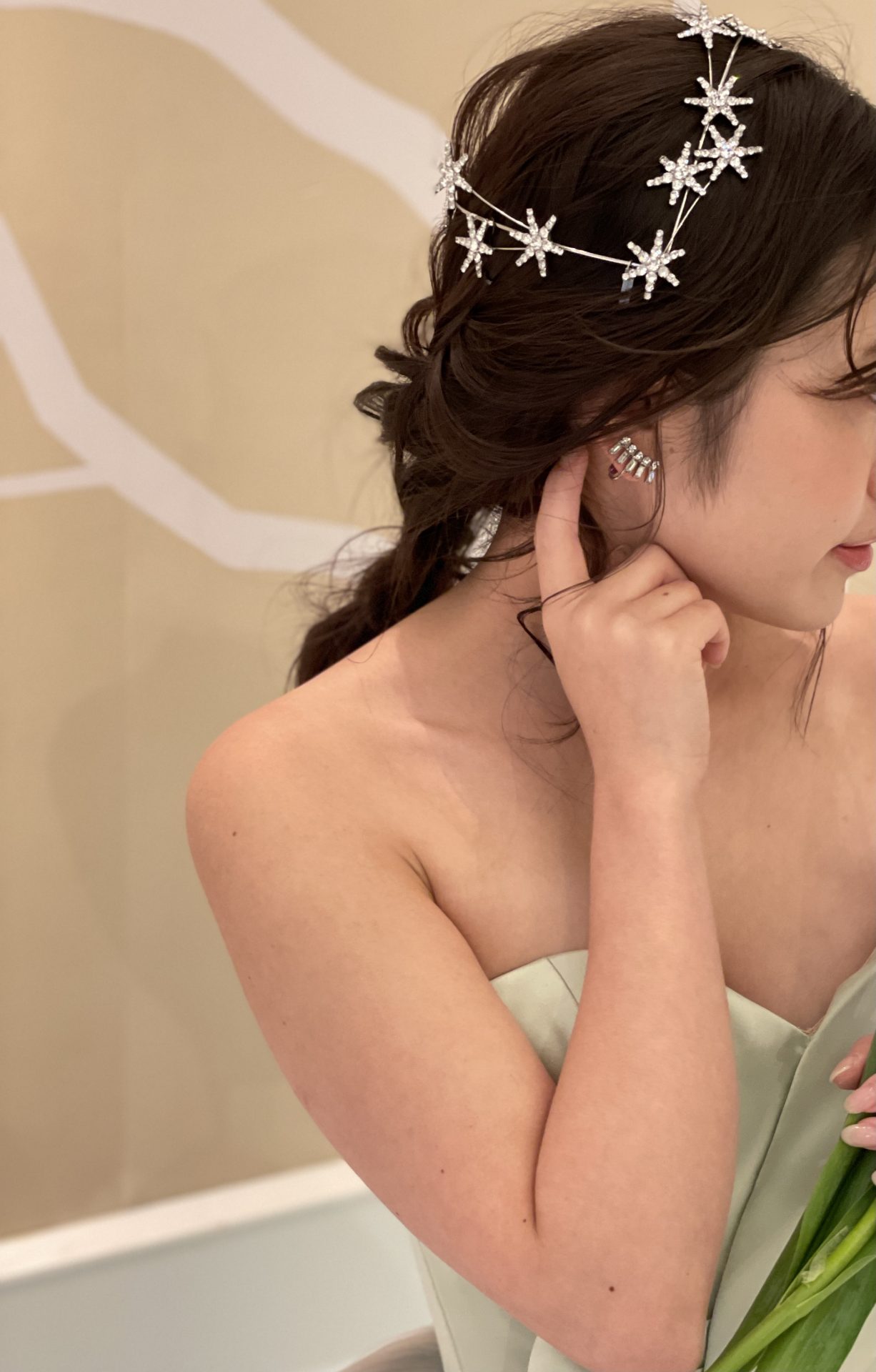 ザ・トリートドレッシングのAラインのカラードレスに合わせてルーズな編みおろしヘアを合わせたお色直しのコーディネート