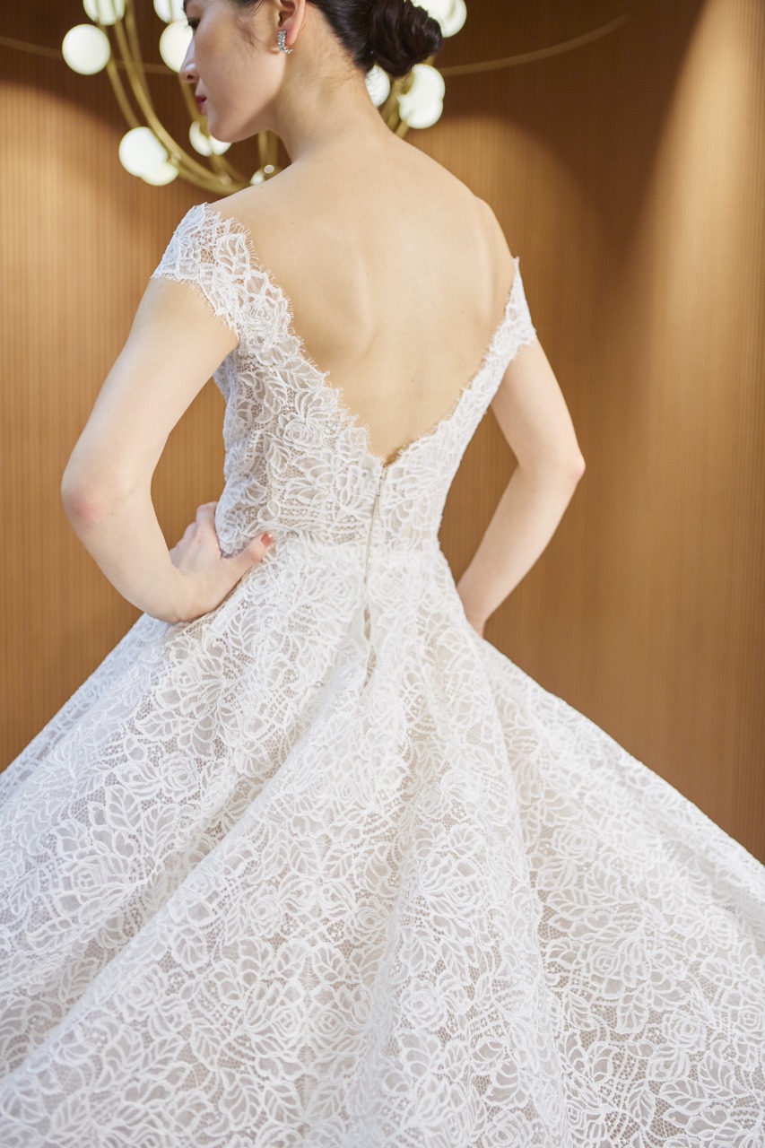 Monipue Lhuillier(モニーク・ルイリエ)新作のLovery。こちらも、マクラメレースが美しいクラシカルなウェディングドレス