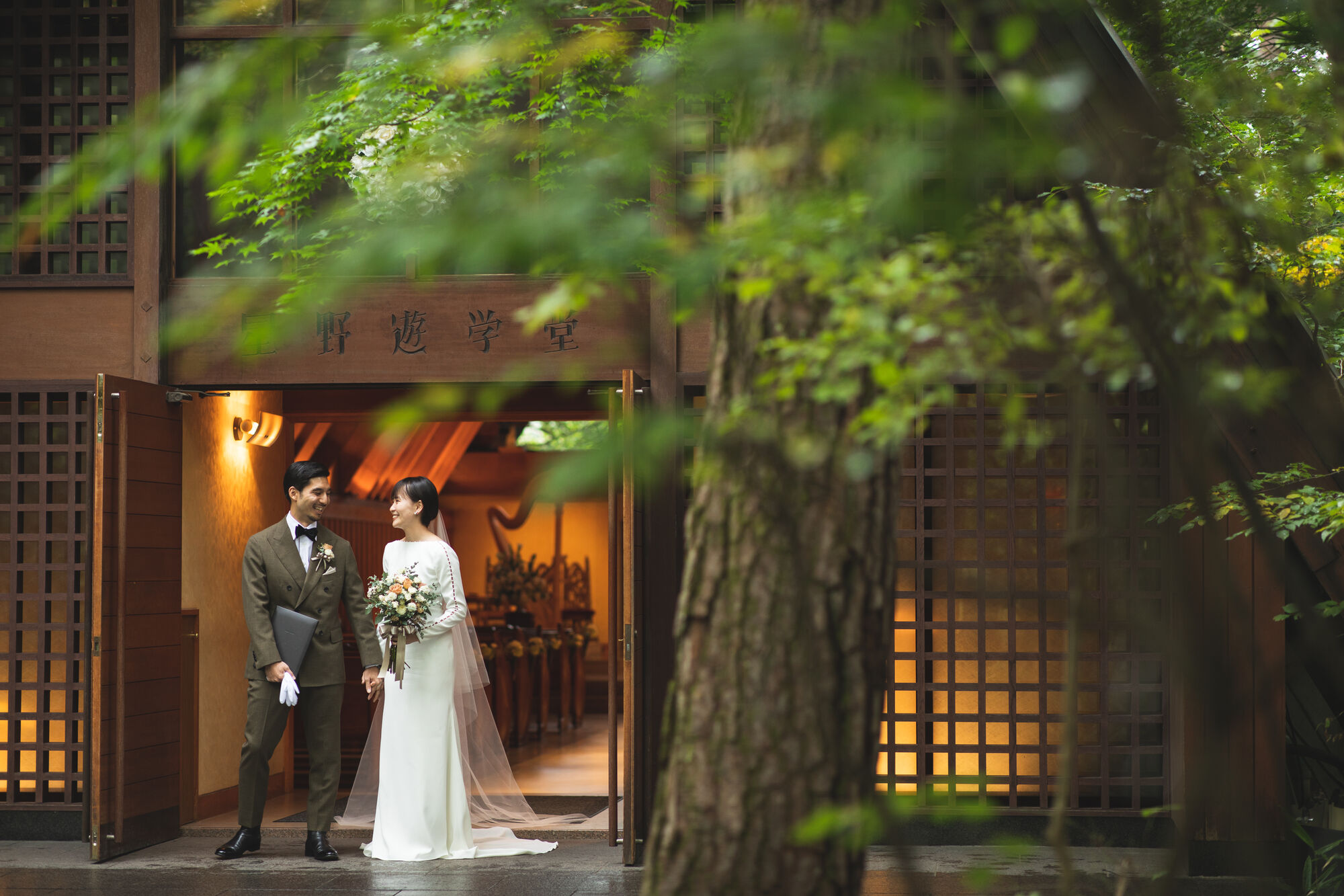 リゾートウェディングでアットホームな結婚式を軽井沢高原教会で叶えたご新郎ご新婦様。