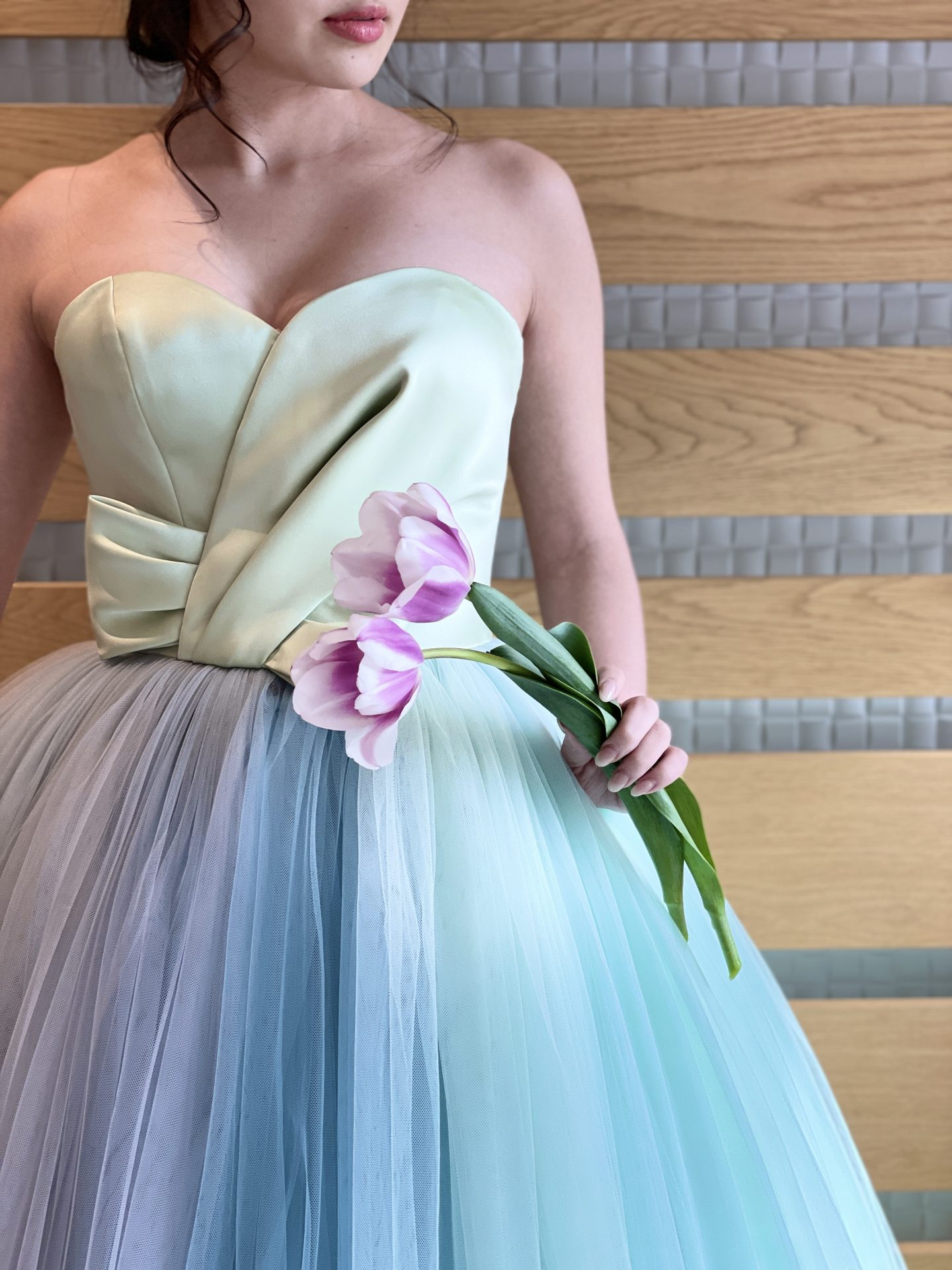 大阪の人気の結婚式会場の鶴見ノ森迎賓館のひだまりの森でグラデーションのザ・トリートドレッシングのカラードレスをお召になる花嫁様